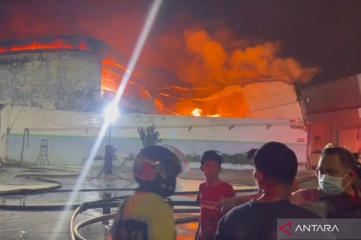 Kebakaran gudang plastik di Kapuk Jakbar belum padam hingga malam hari