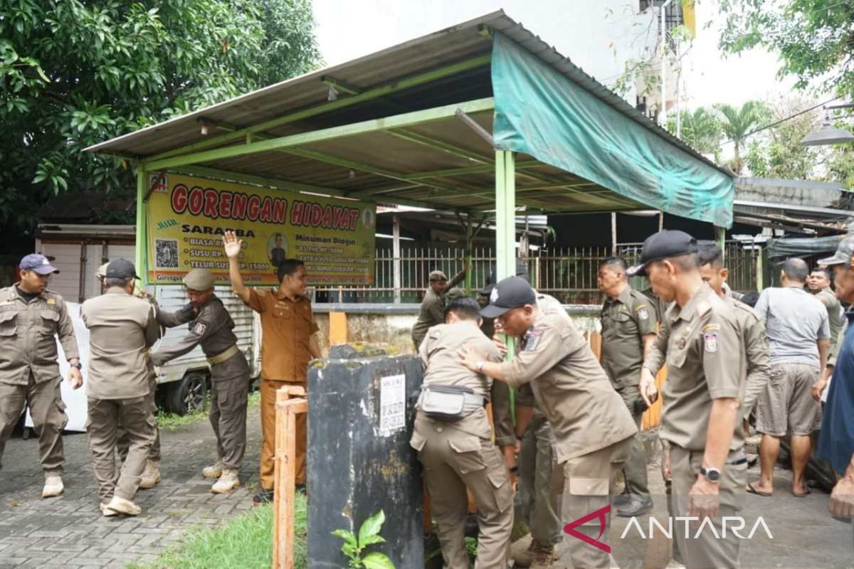 Pemkot Makassar kembali tertibkan lapak PKL berjualan di lahan fasum