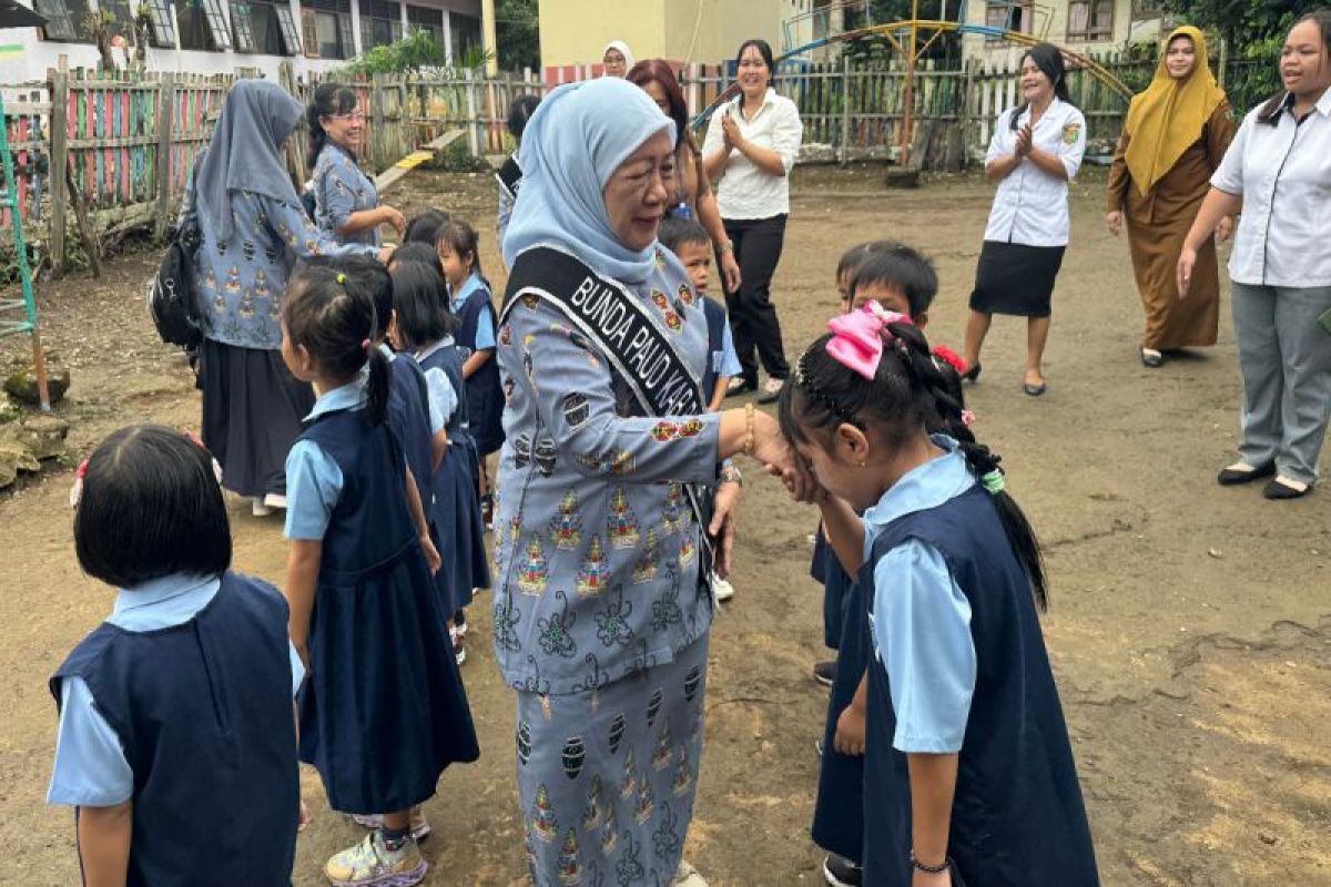 Bunda PAUD Bartim beri edukasi ke anak TK di Desa Jaar