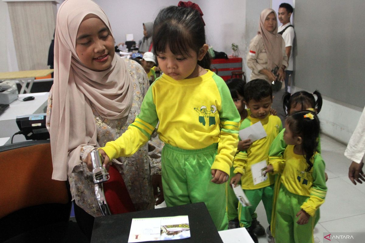 Penguatan literasi dasar siswa PAUD di Kantor Pos