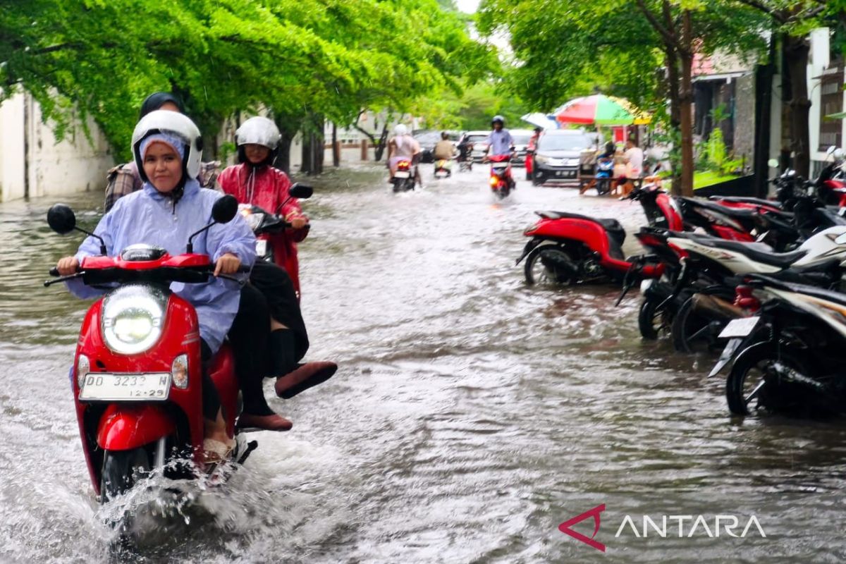 BMKG Makassar sebut anomali hujan di musim kemarau dipicu atmosfer global