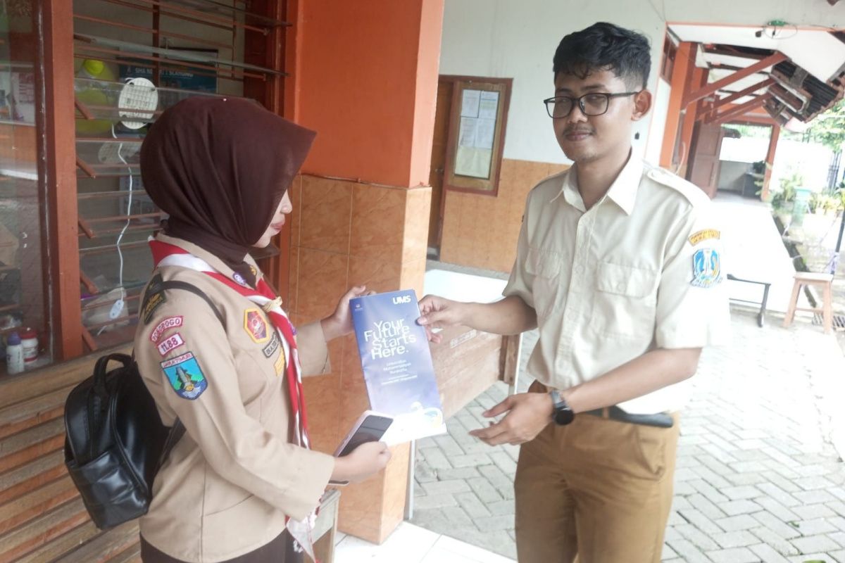 UMS gencarkan promosi PMB lewat tenis persahabatan di SMAN 1 Slahung Ponorogo