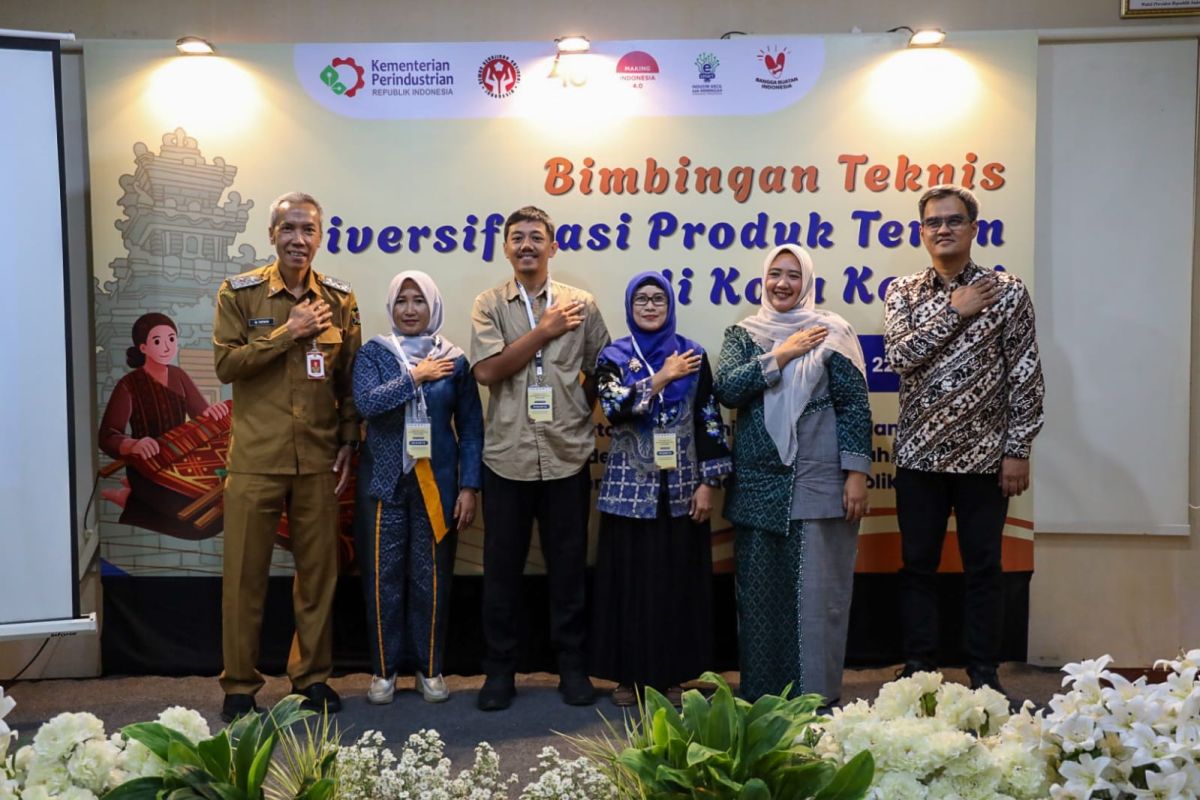 Kementerian Perindustrian apresiasi kerajinan tenun ikat Kediri