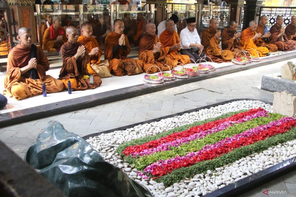 Biksu Thudong ke makam Gus Dur di Jombang