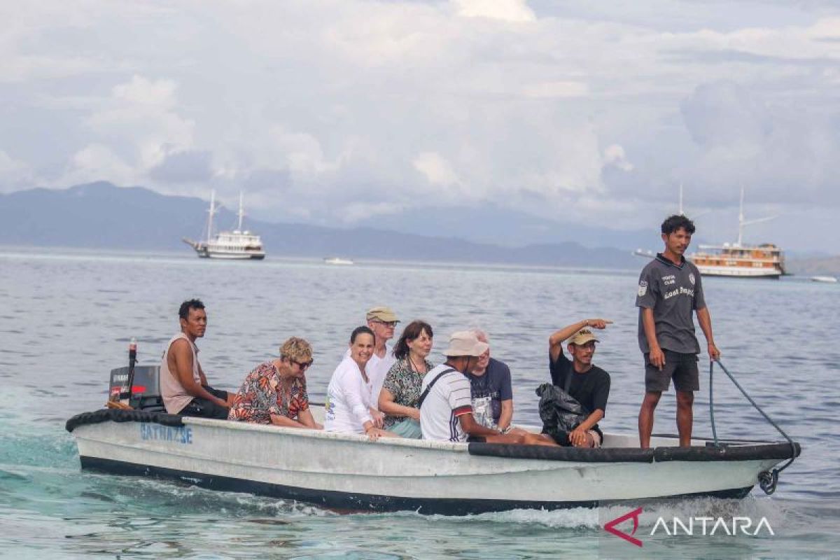 Pelayaran ke Taman Nasional Komodo sudah dibuka lagi usai dilanda cuaca buruk