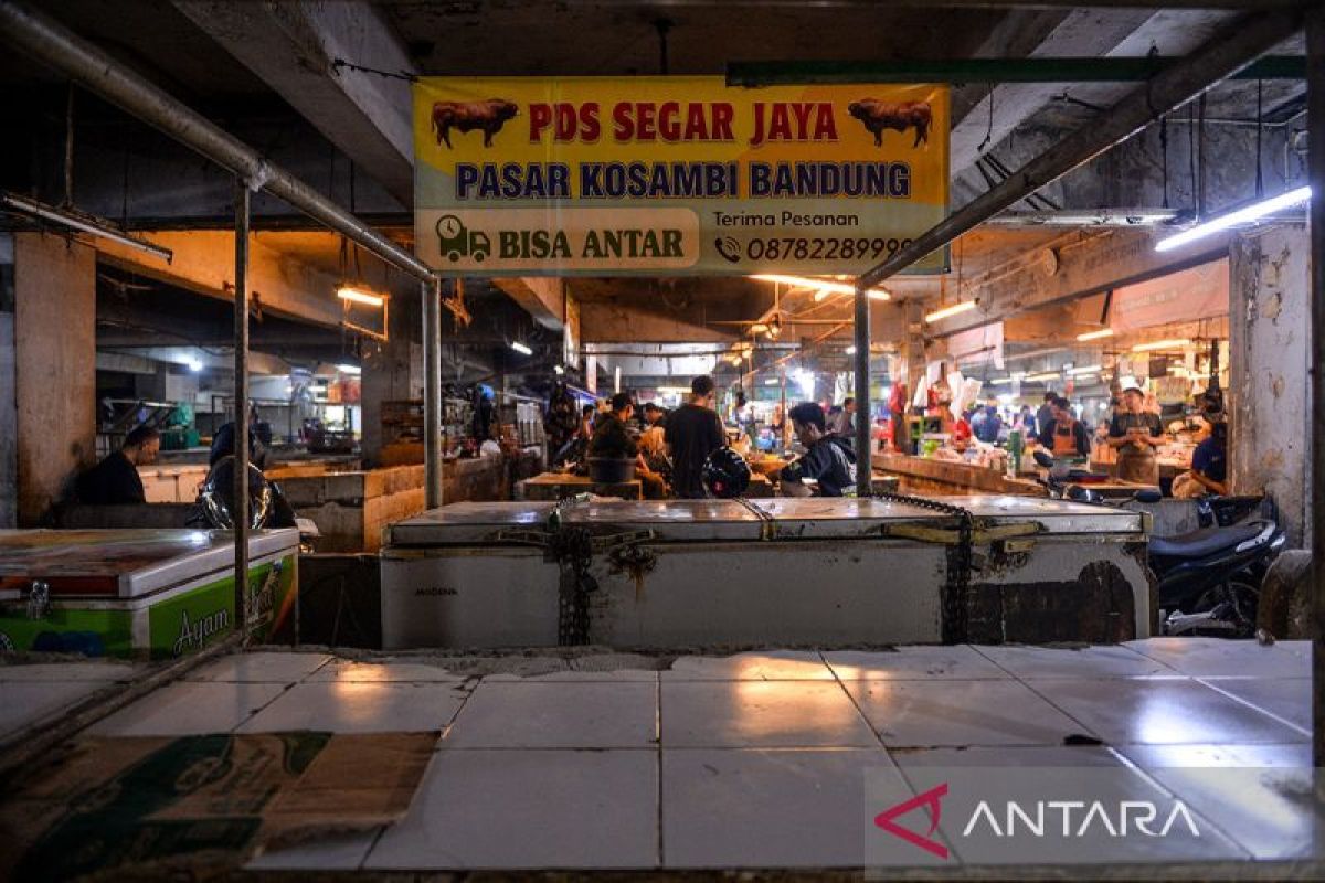 Pedagang daging di Pasar Kosambi mogok berjualan