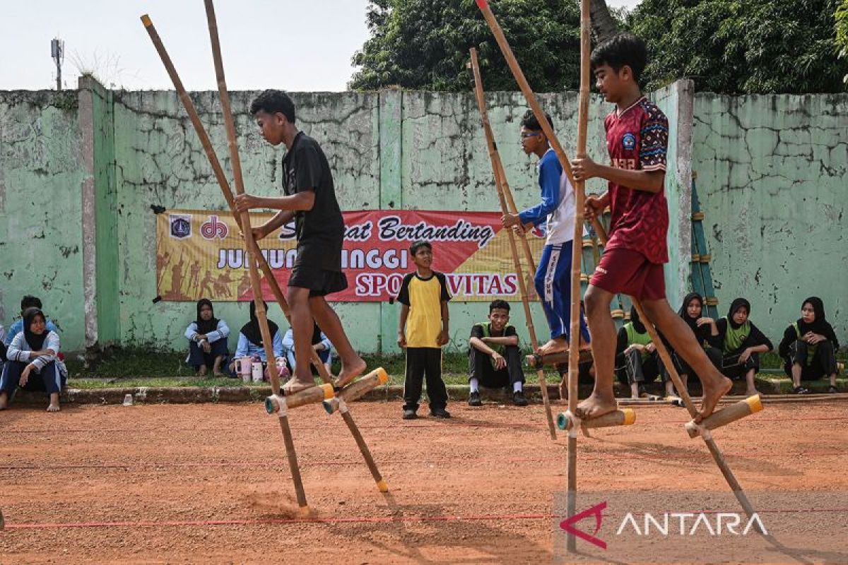 Intip keseruan ratusan siswa SD-SMA adu kecepatan Egrang di GOR Cendrawasih