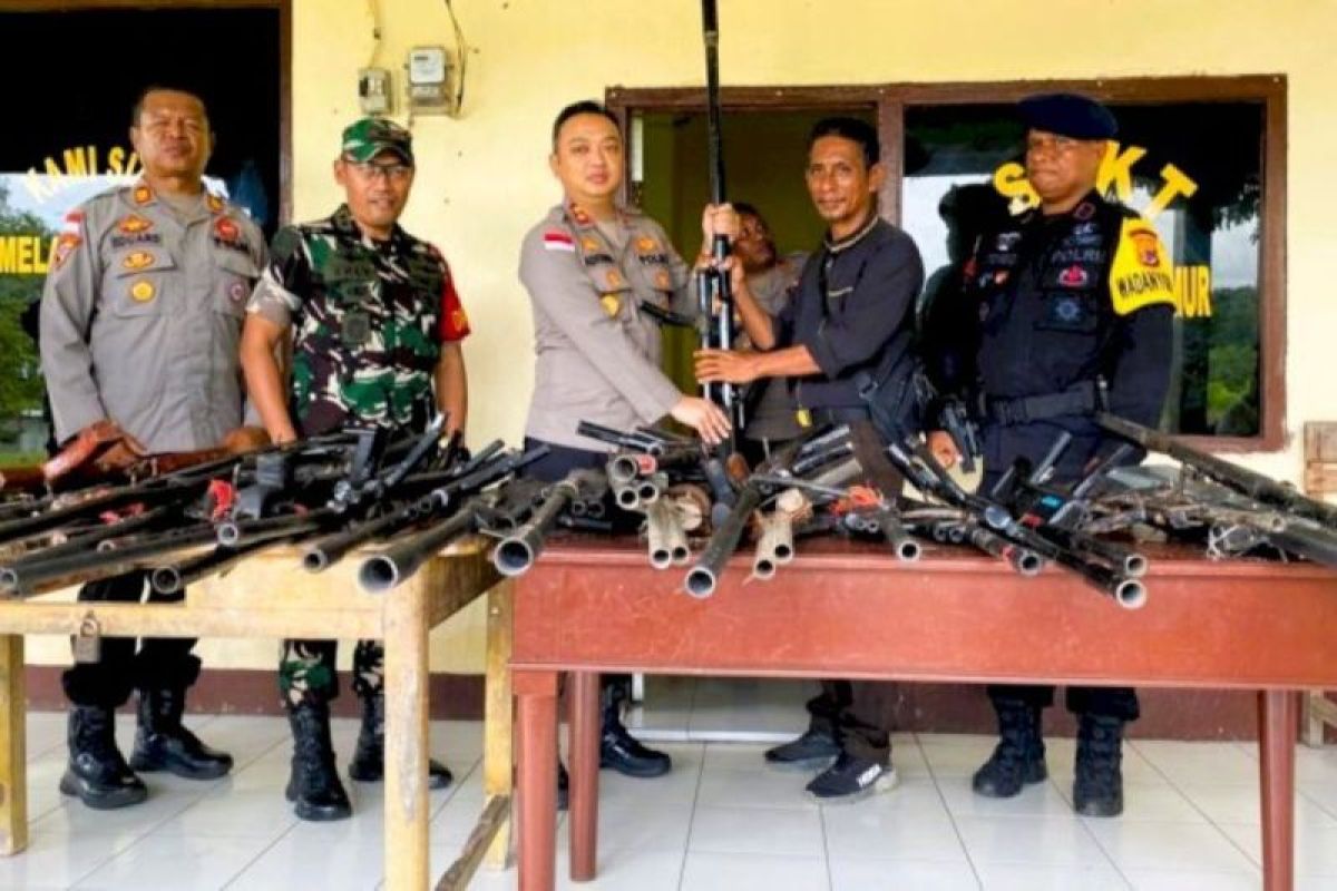 Warga di Adonara menyerahkan 30 pucuk senjata rakitan kepada polisi