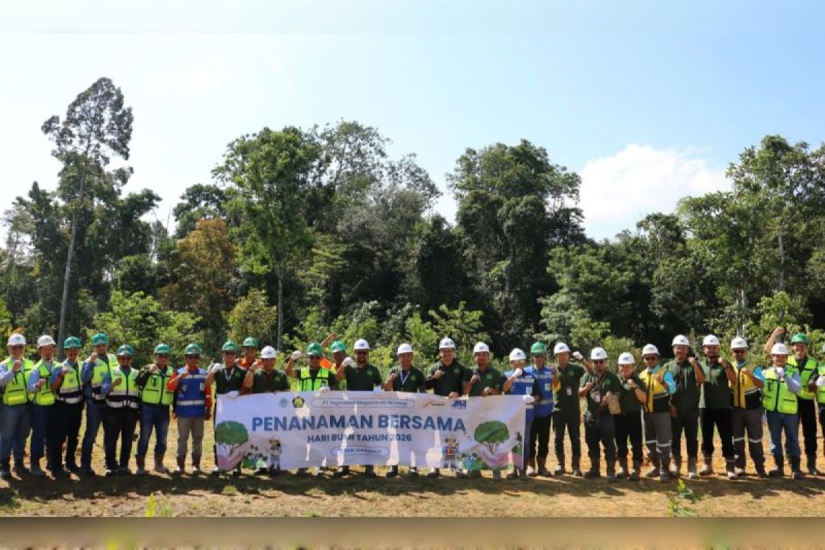 PT SMM tanam 160 bibit buah lokal di SMK Maharati peringati Hari Bumi 2026