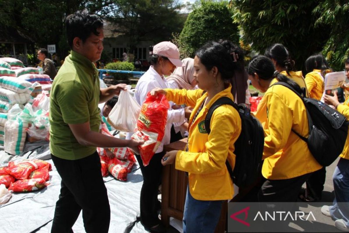 Hari Jadi Kalteng, Gubernur bagikan 3.500 paket sembako untuk mahasiswa