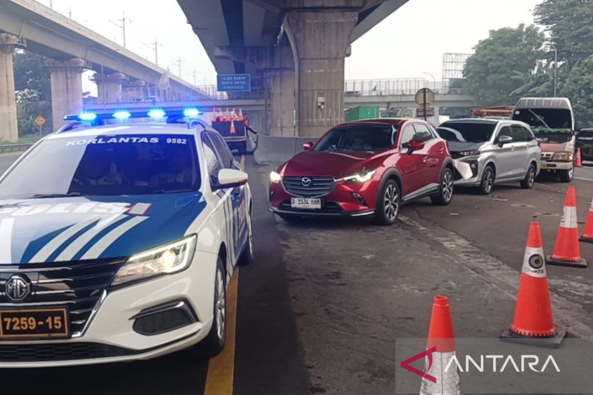 Contraflow kembali diberlakukan di Km 23 Tol Jakarta-Cikampek