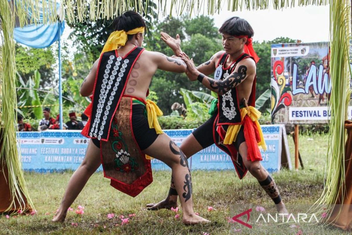Lomba seni Lawang Sakepeng khas Dayak Kalteng