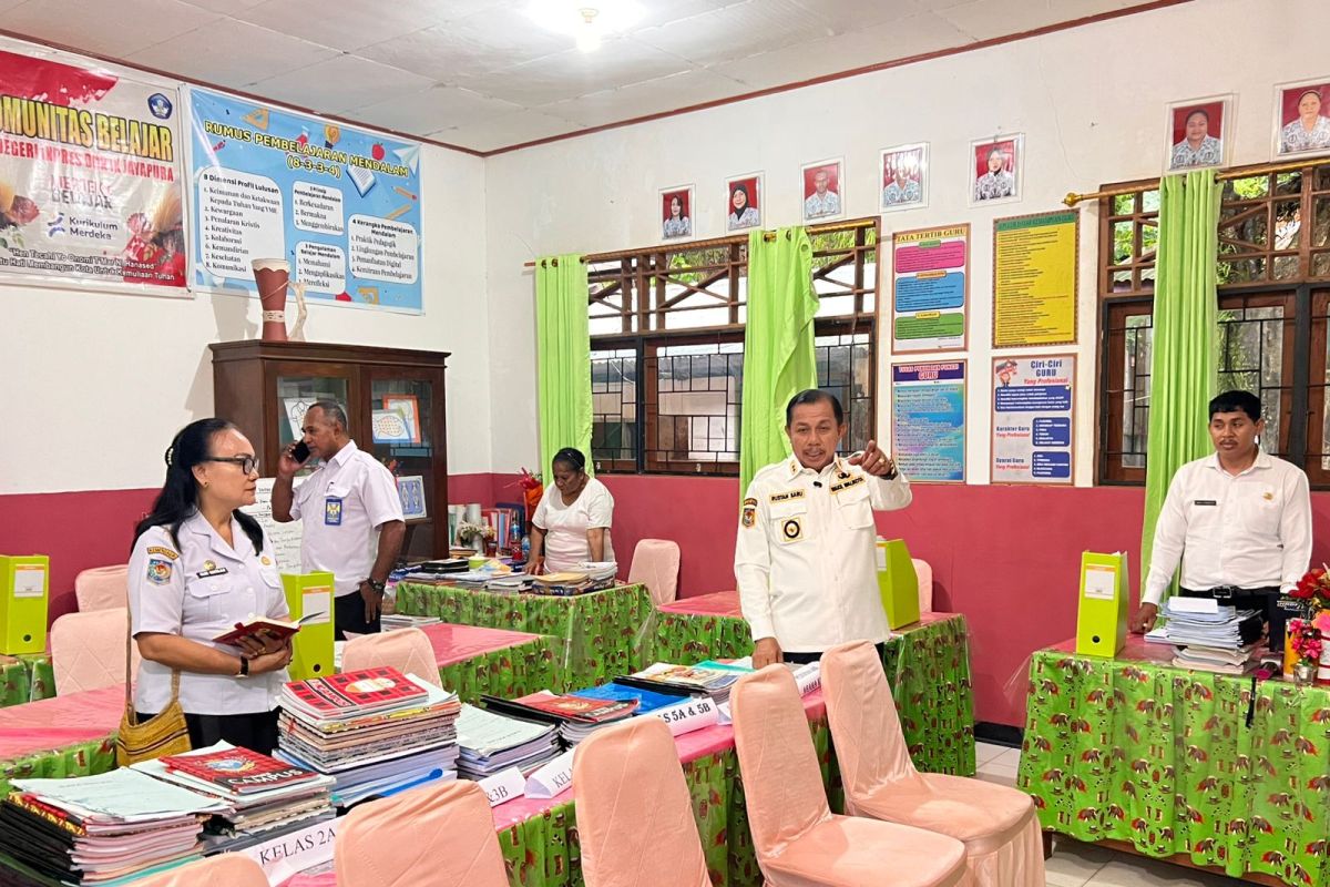 Pemkot Jayapura pastikan pelayanan pendidikan dan bantuan sosial tepat sasaran