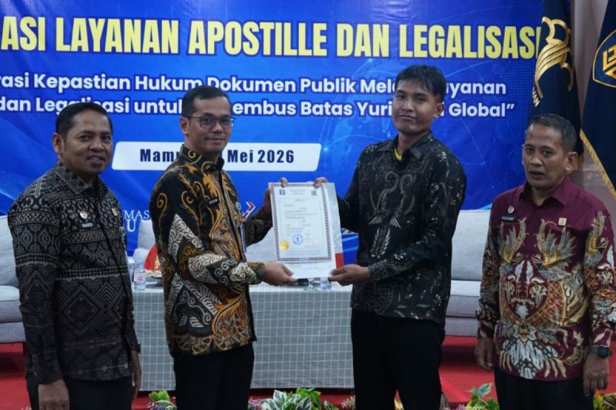 Kakanwil Kemenkum Sulbar serahkan Sertifikat Apostille ke Yehezkiel