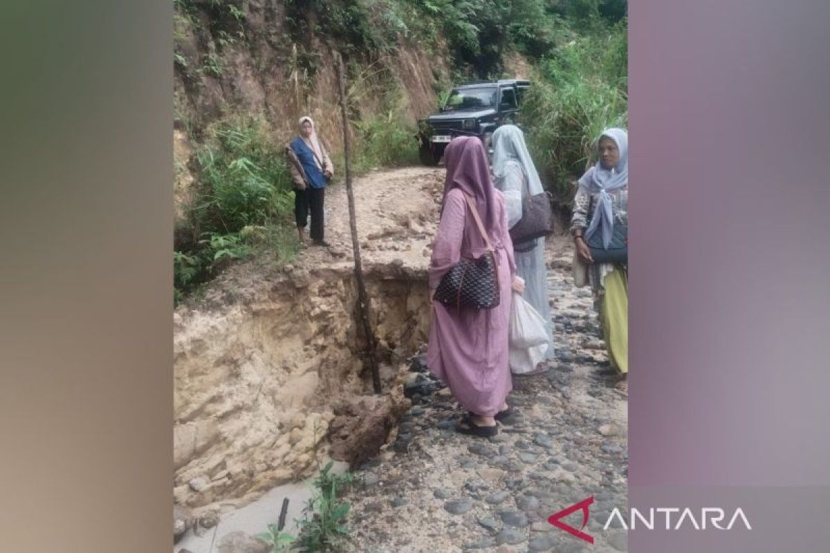 Jalan menuju Desa Barnang Koling di Tapsel nyaris putus akibat longsor