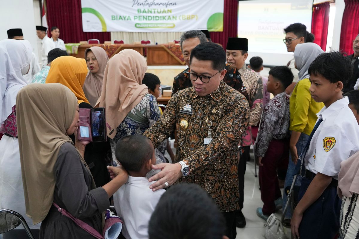 Baznas Kota Magelang salurkan bantuan pendidikan kepada 74 siswa
