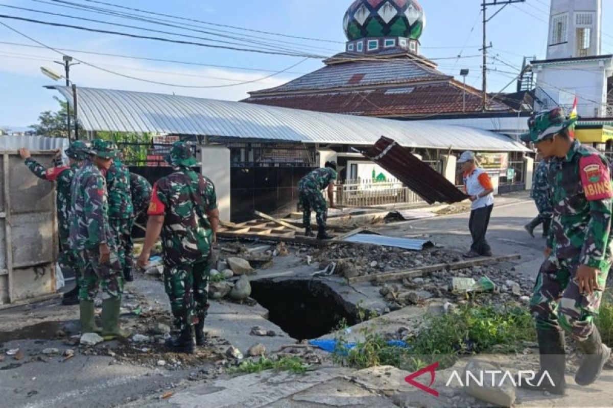 30 Personel Kodim 0409/Rejang Lebong dan Warga Curup Tengah Gotong Royong Perbaiki Jalan Ambles di Talang Rimbo Baru