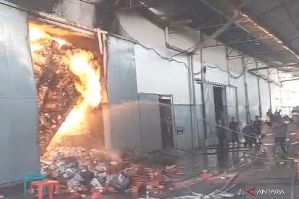 Hari keempat, kebakaran gudang plastik di Cengkareng tak kunjung padam