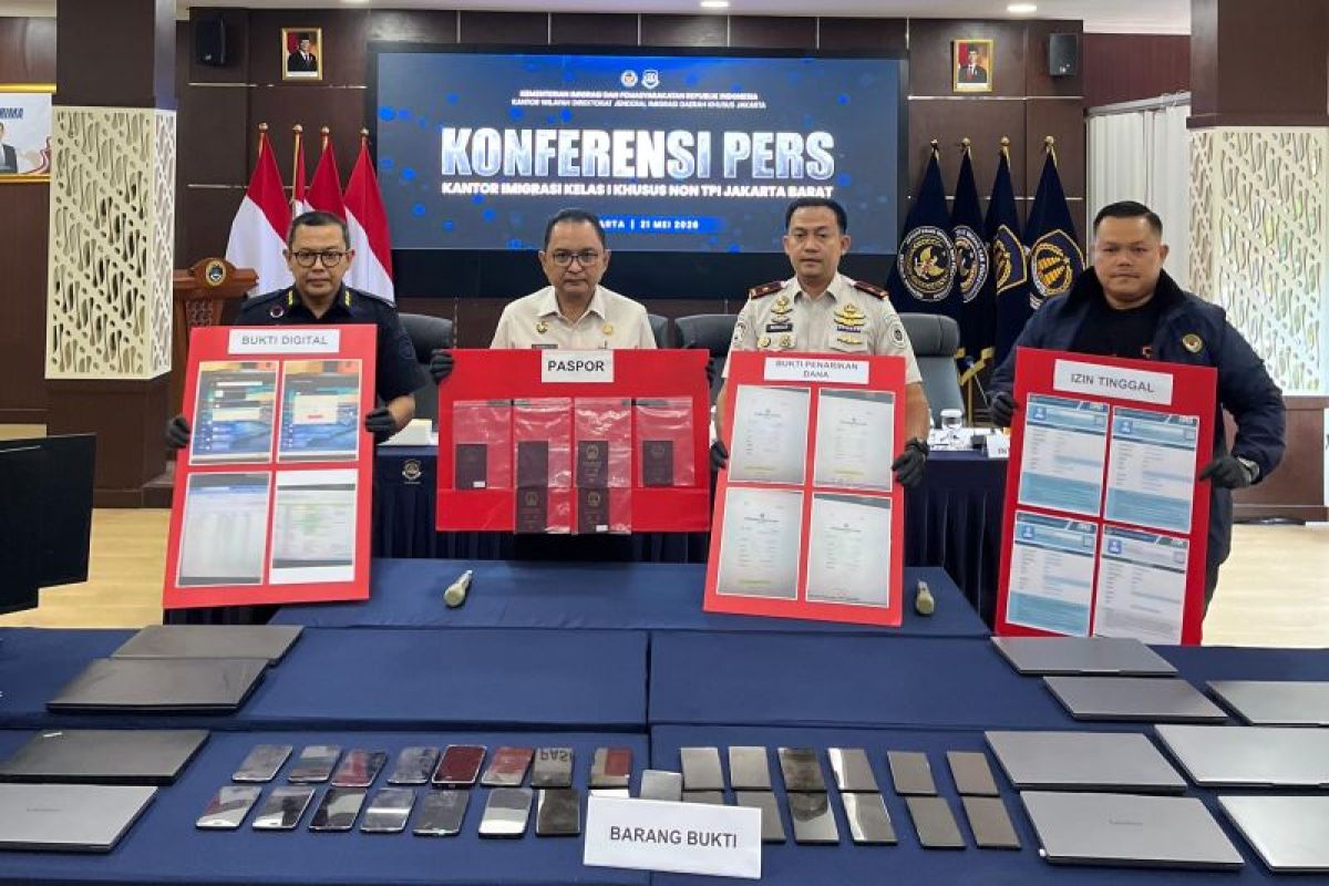 Imigrasi Jakbar tangkap 4 WNA pelaku penipuan berkedok aplikasi pembayaran