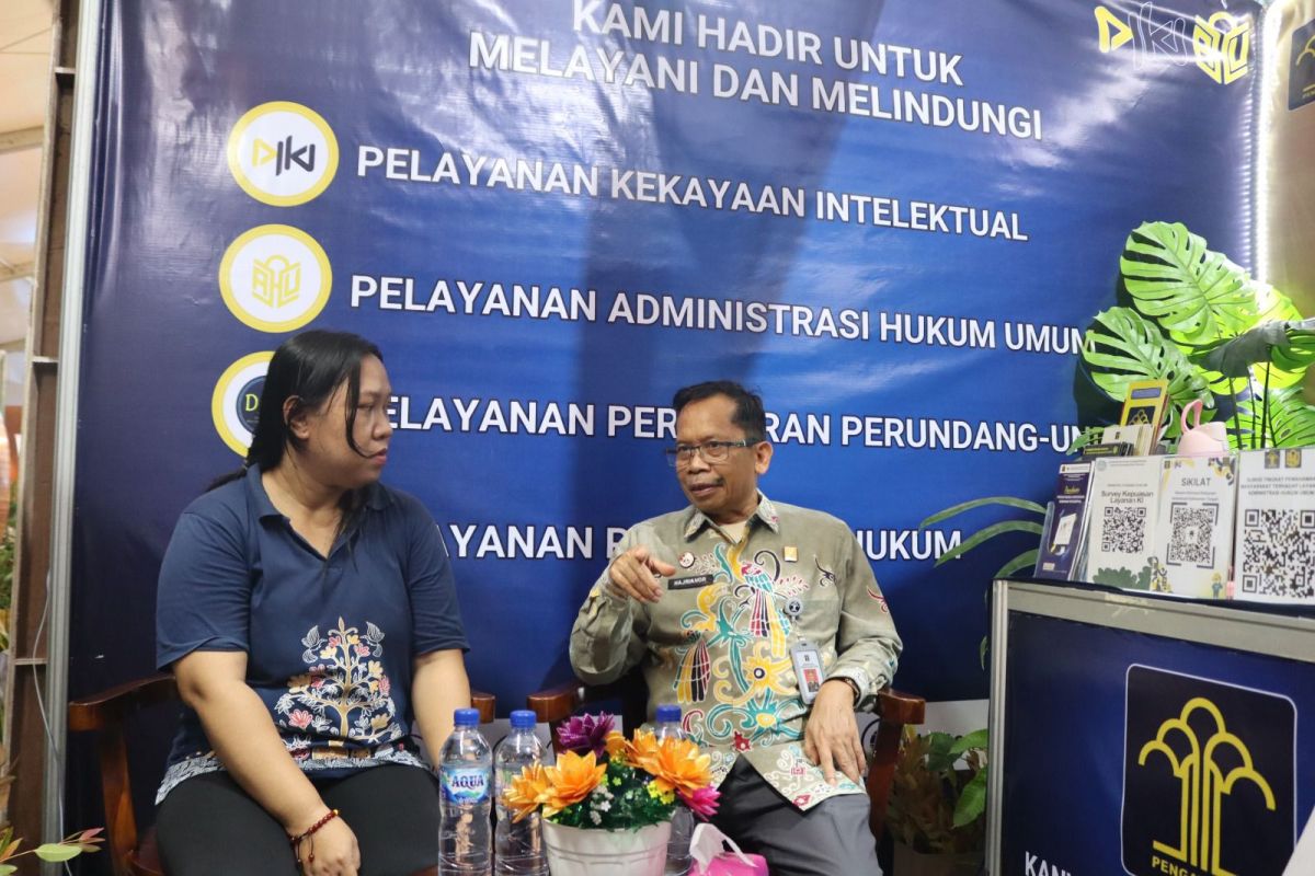Kakanwil Kemenkum Kalteng layani masyarakat langsung di Kalteng Expo