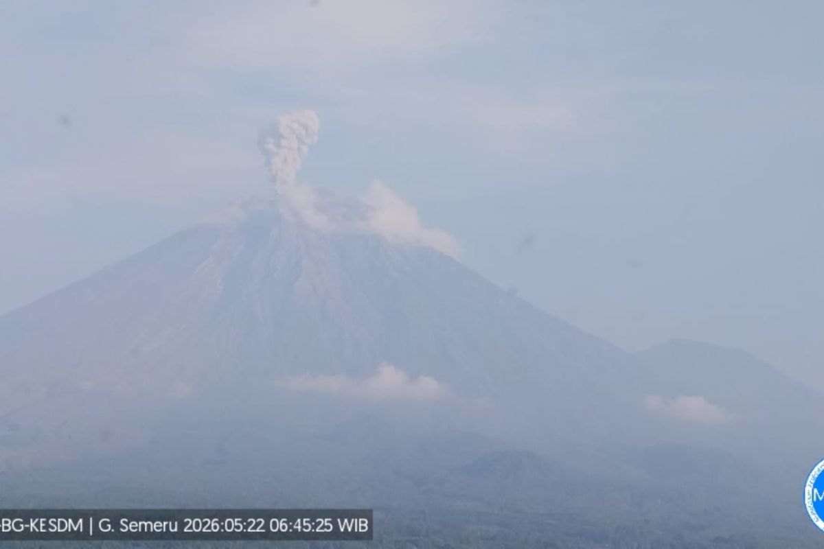 Gunung Semeru erupsi dengan tinggi letusan 1.000 meter