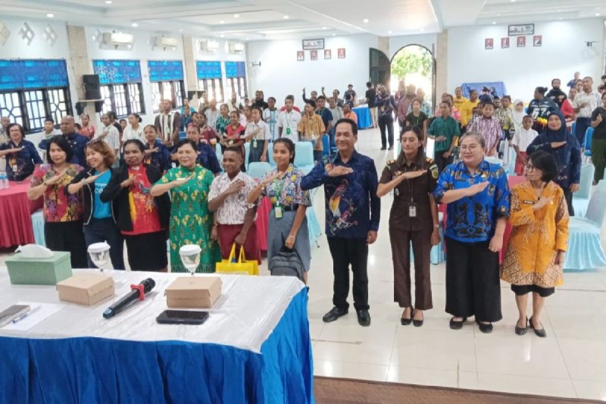 Dinsos Kota Jayapura salurkan peralatan sekolah bagi 70 anak yatim dan ABH