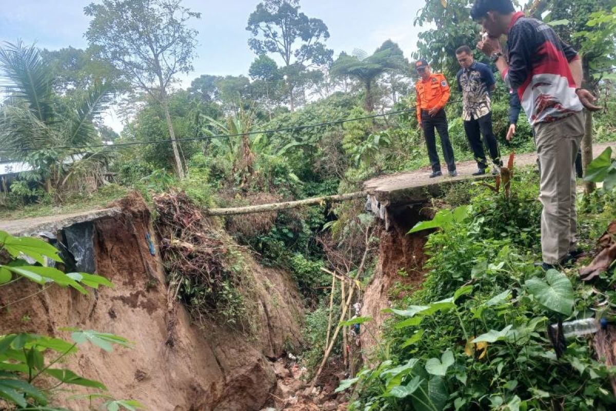 Jalan penghubung Desa Sipatuhu OKU Selatan putus akibat longsor