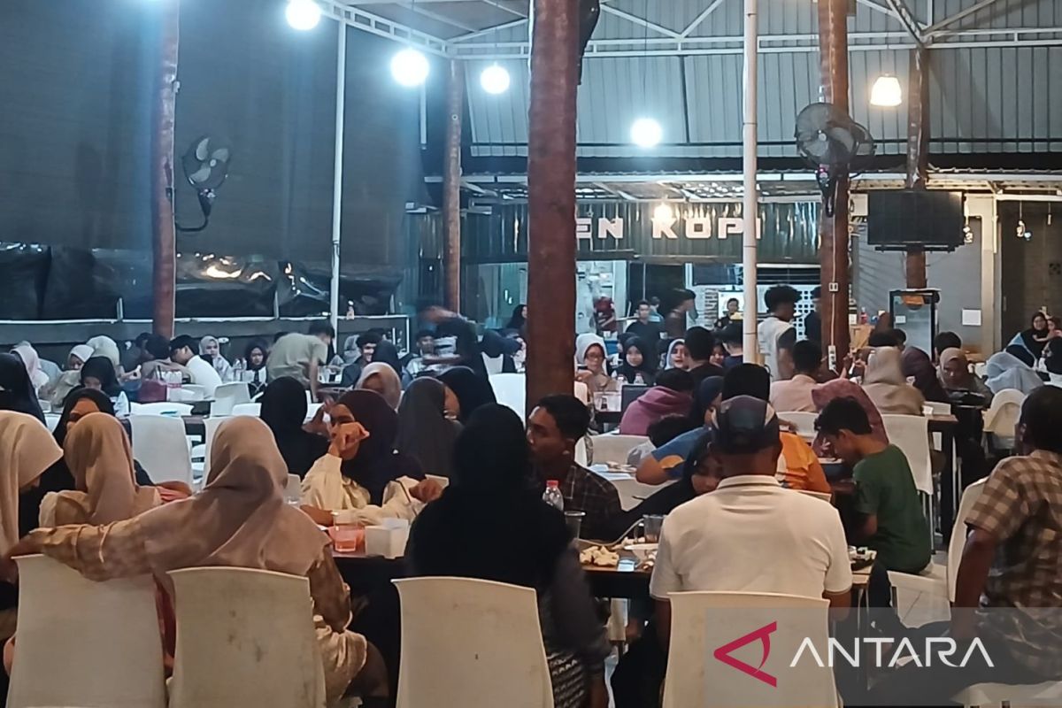 Warga Banda Aceh penuhi warkop saat saat listrik padam total