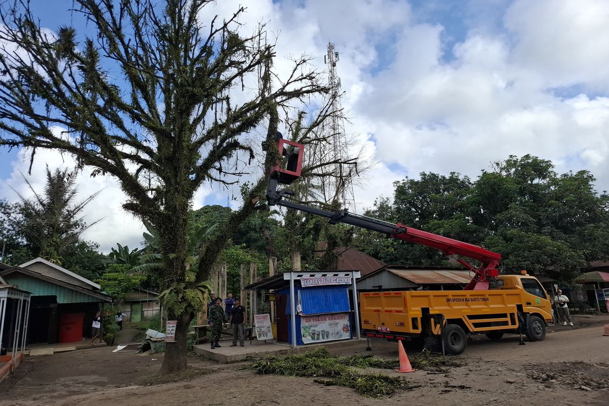 Pemkab Bartim bersama masyarakat benahi jalan dan pohon di Jaweten