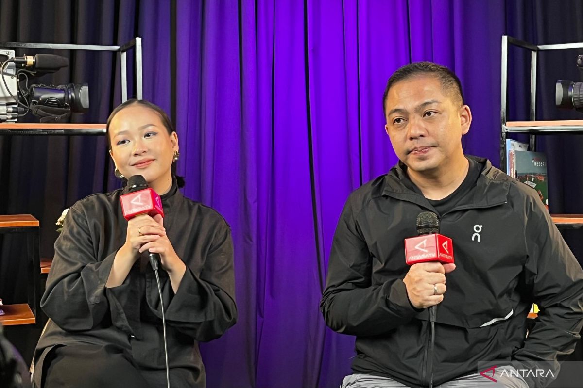 Ade Govinda-Gloria Jessica akan siapkan 10 lagu di album "Blue"