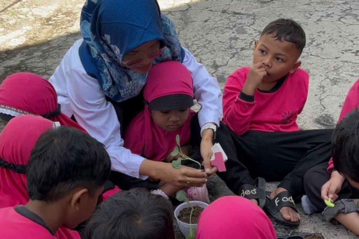 Tim RisetMu UMS edukasi ketahanan pangan "Petani Cilik" lewat AgroSchooling