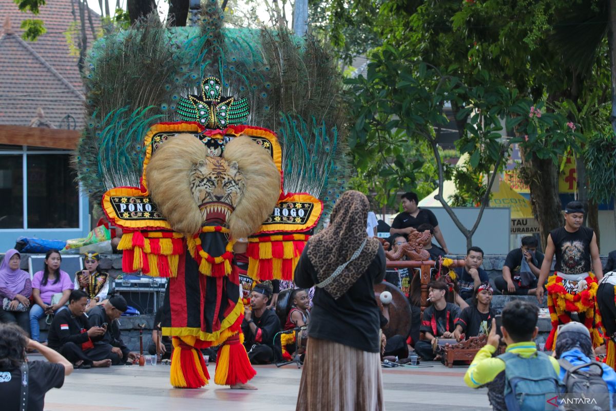Penampilan Reyog hibur warga di Surabaya