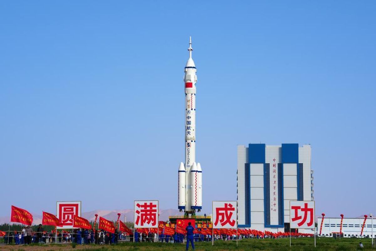 China tingkatkan perlindungan jendela wahana Antariksa Shenzhou-23 terhadap risiko benturan puing-puing luar angkasa