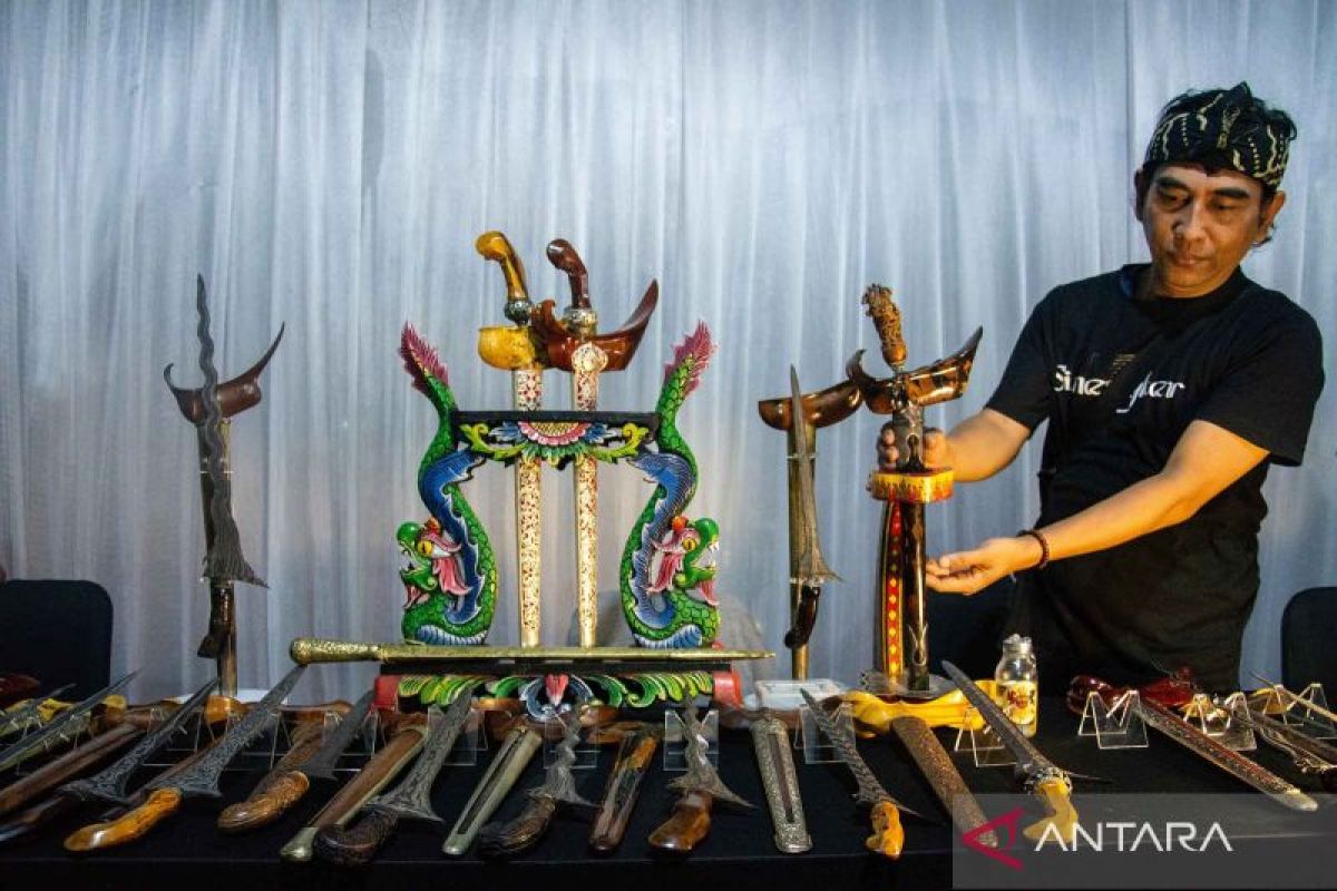 Beragam keris pusaka dipamerkan di TMII dalam memperingati Hari Keris Nasional 2026