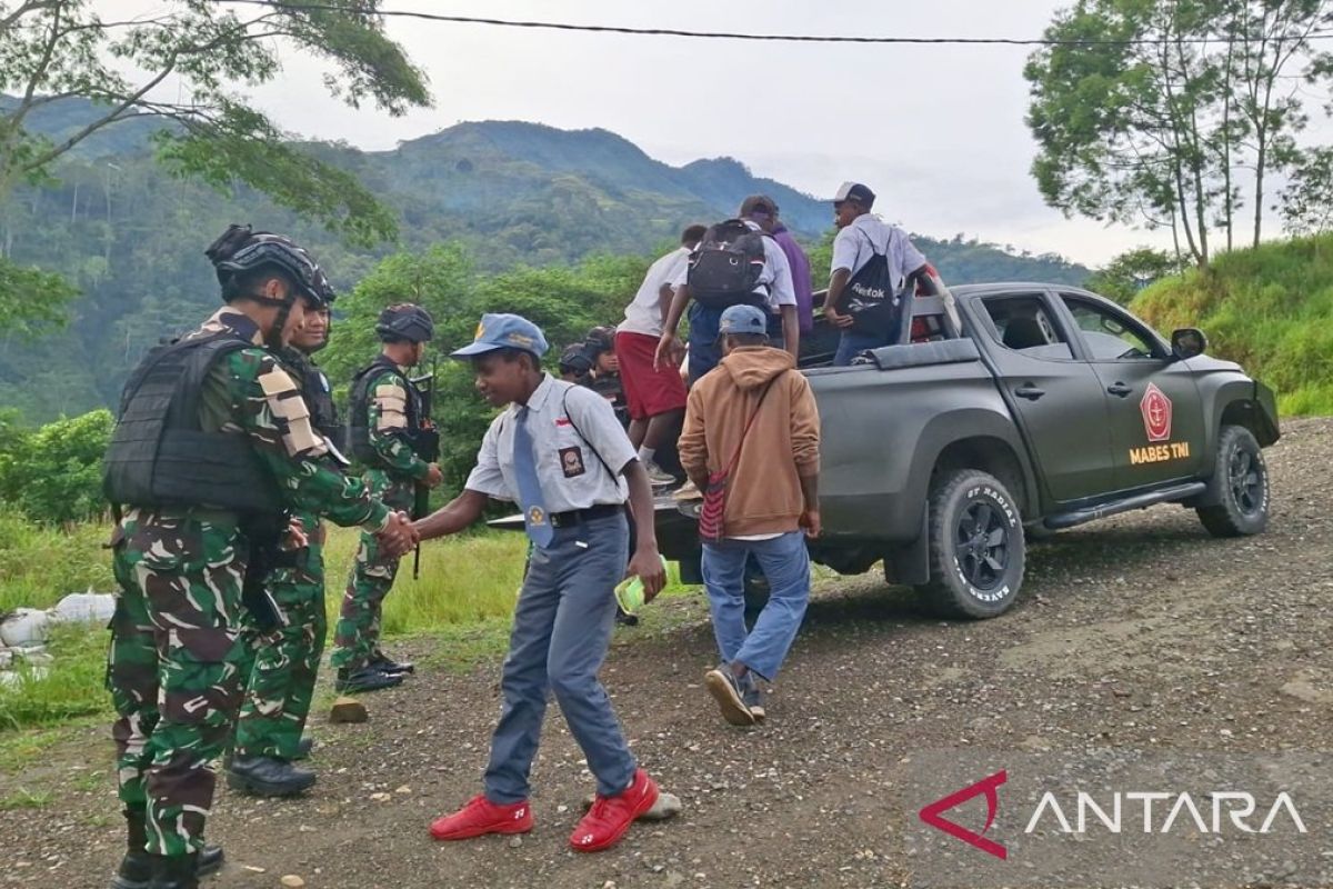 Prajurit Yonif 511/DY programkan "mengantar pelajar" di Tolikara