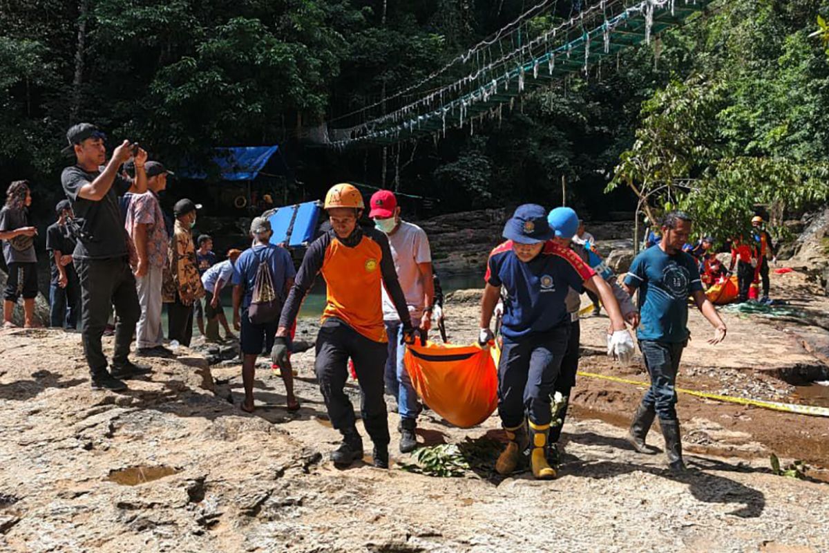 Tim SAR evakuasi jenazah dua WNA Austria yang terjatuh dari jembatan