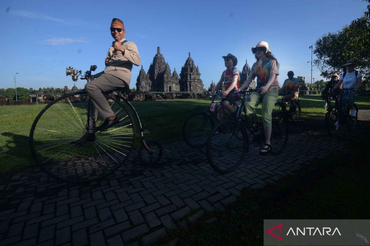 Parade sepeda pada Klaten International Cycling Festival 2026 di Candi Sewu