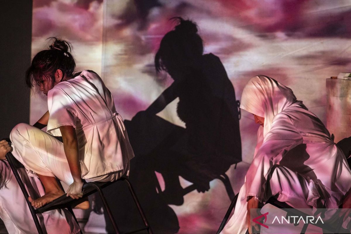 Pertunjukan teater Meilankolia di Semarang