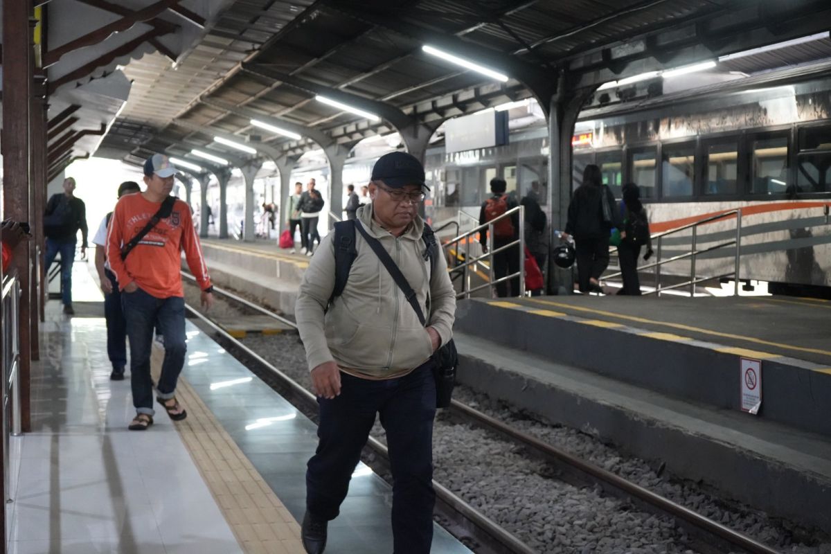 KA Logawa terlambat tiba di stasiun 1 jam akibat gangguan lokomotif