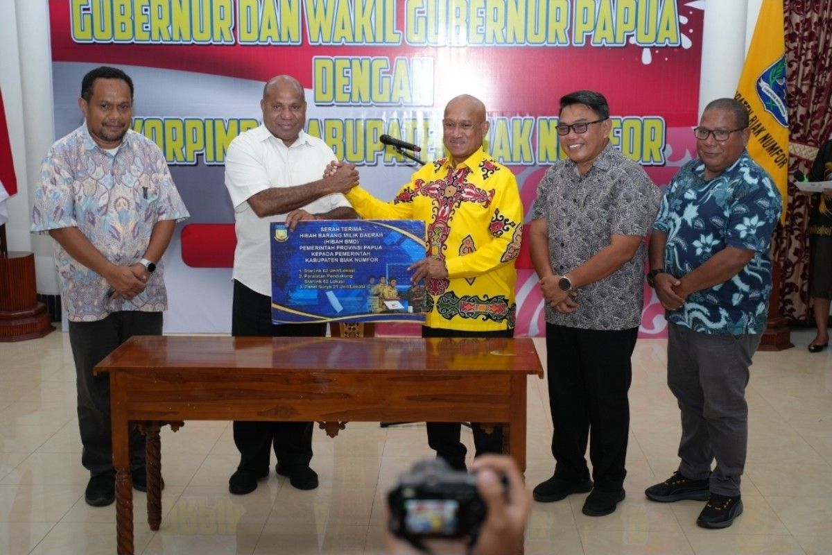 Pemprov Papua serahkan bantuan Starlink pada 62 titik di Biak Numfor
