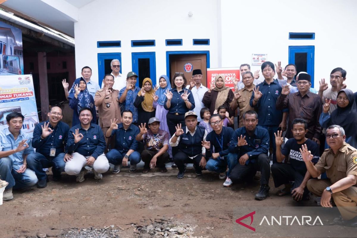 Indocement renovasi rumah tukang bangunan lewat program sosial