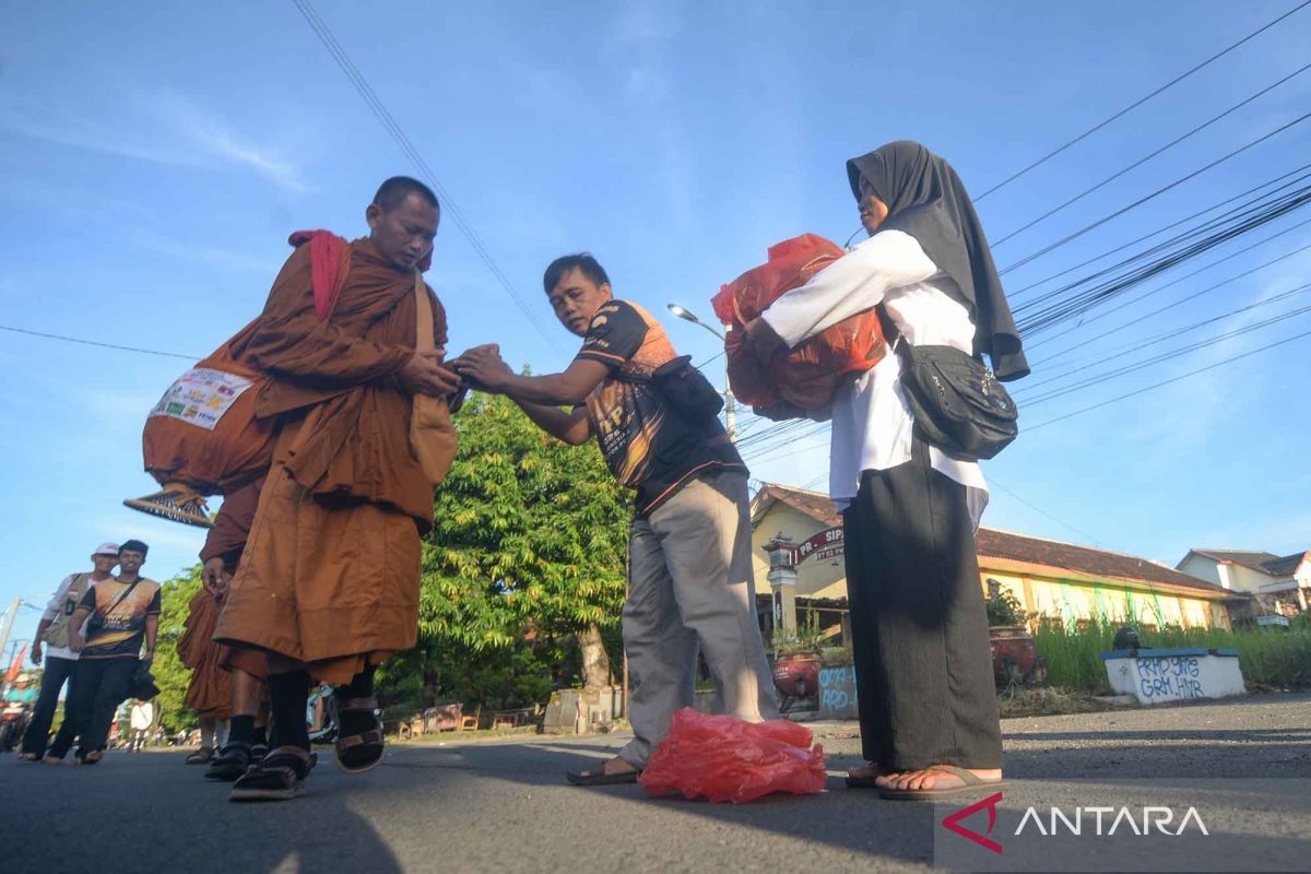 Warga lintas agama di Klaten turut berbagi untuk Biksu dalam perjalanan ke Borobudur
