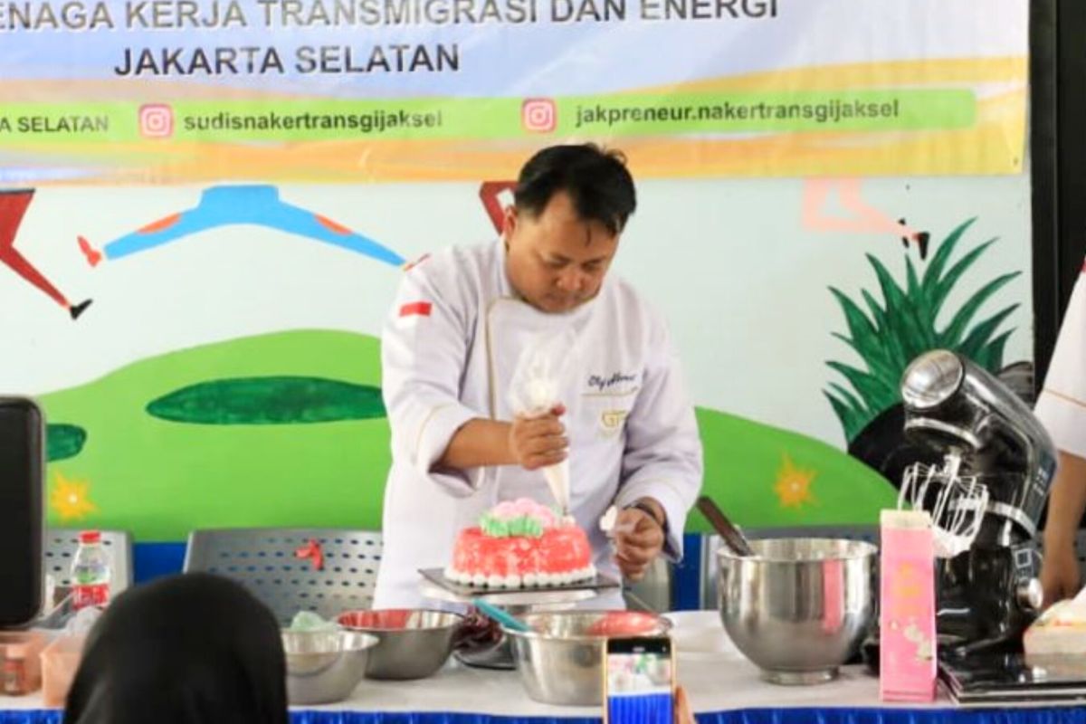 Sudin Nakertransgi Jaksel latih 50 warga membuat aneka kue