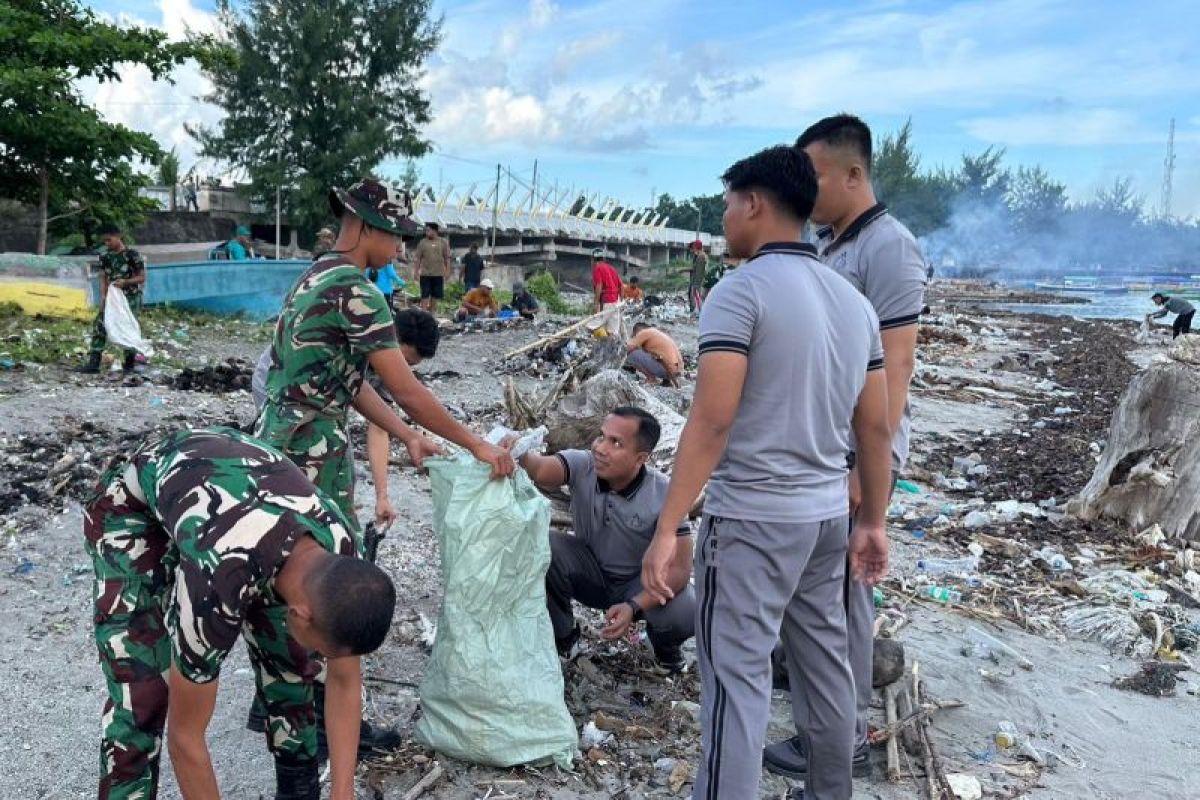 Polisi dan TNI kolaborasi bersihkan pesisir Pantai Benteng Selayar