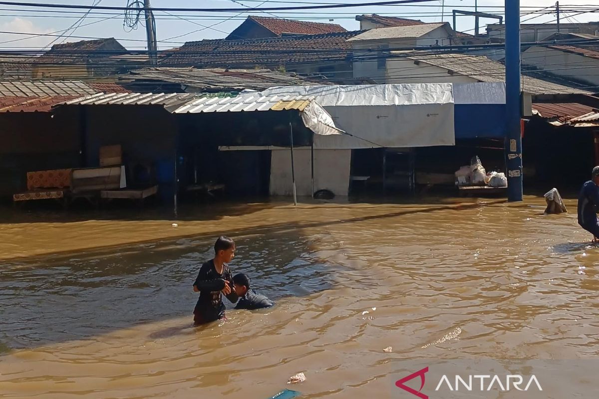 Petugas siagakan dapur umum dan layanan kesehatan banjir Dayeuhkolot