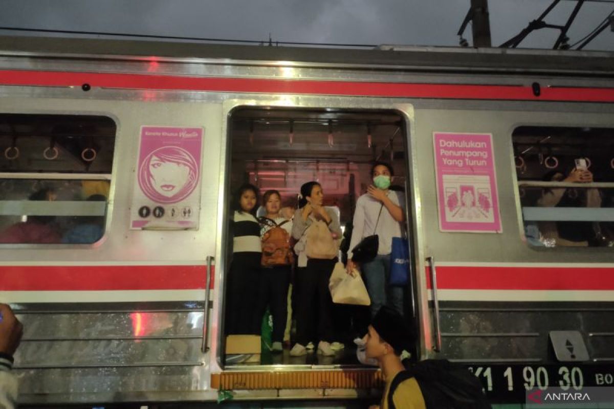 Kereta Duri - Tangerang tiba-tiba berhenti di perlintasan Rawa Buaya