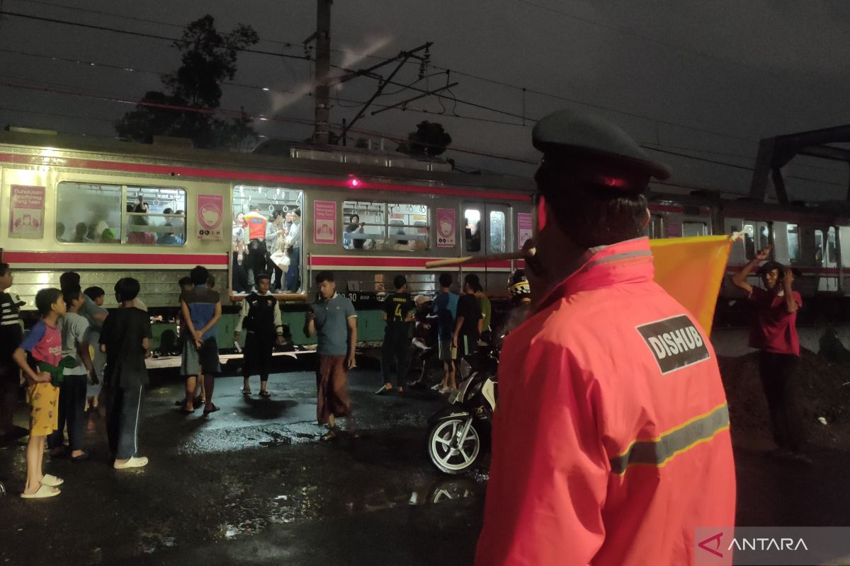 KRL Duri-Tangerang dievakuasi ke Stasiun Rawa Buaya