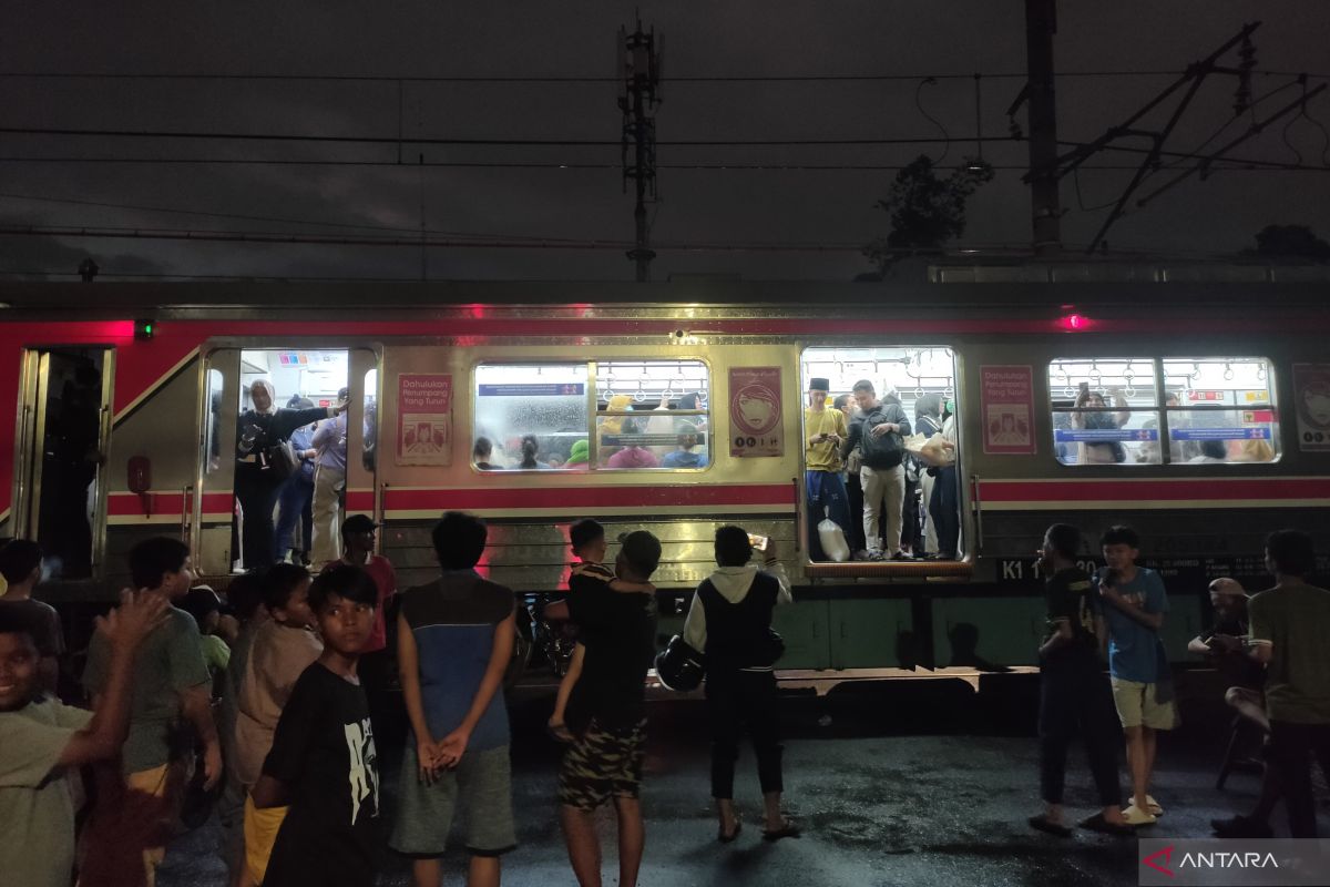 KAI Commuter: Adanya gangguan akibatkan KRL Duri-Tangerang terhenti