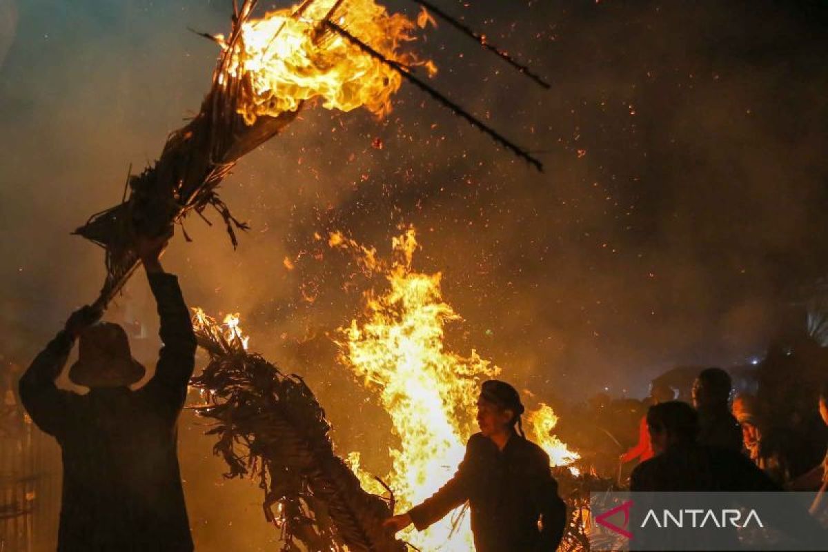 Warga Jepara gelar tradisi perang obor dalam puncak perayaan sedekah bumi
