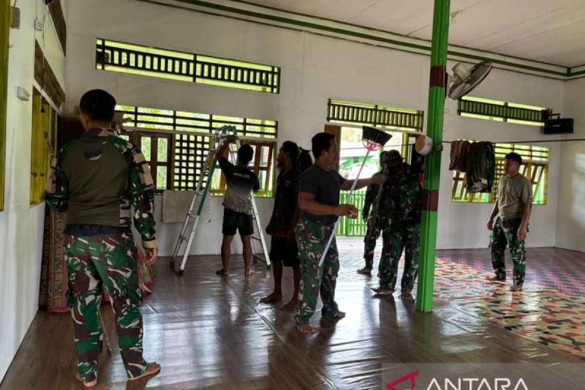 Yonif 511 bersihkan Masjid Dabra Mamberamo Raya sambut Idul Adha 1447 H